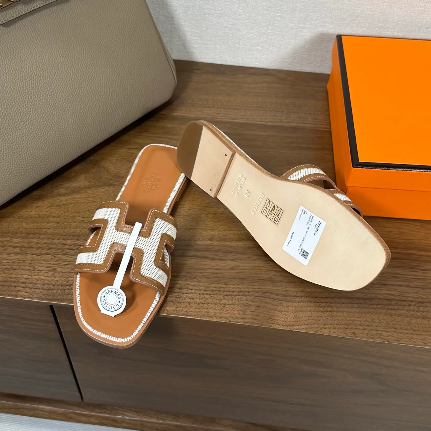 👟👟Ex-factory price 440👟👟 Hermes Hermes H slippers Oasis sandals series——————————Fashionable and versatile Super comfortable Every detail is made to the extreme Original swift calfskin Original 1:1 exclusive private mold upper/original leather outsole ▪️Packaging: Each pair of shoes comes with packaging ▪️SIZE: 35~42 (.40.41.42 customization is non-refundable and non-exchangeable)